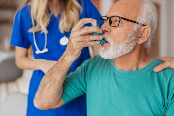 besuch senior - asthmainhalator stock-fotos und bilder