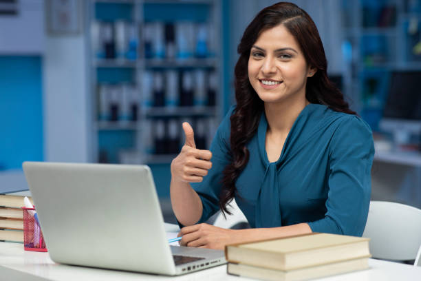 mulher de negócios trabalhando no escritório, foto de estoque - book business business person formalwear - fotografias e filmes do acervo