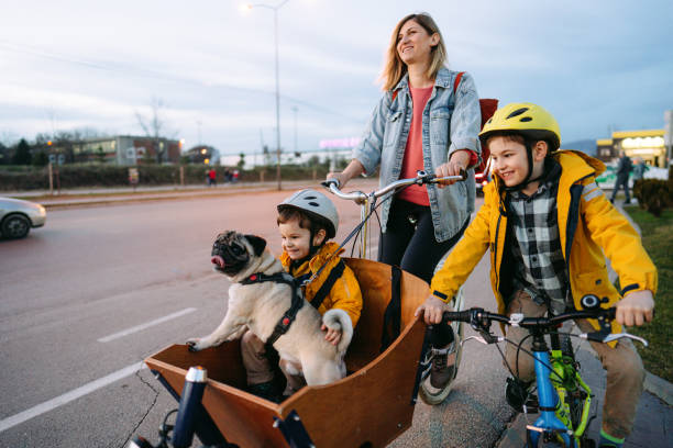 vélo de famille dans la ville - cycling bicycle women city life photos et images de collection