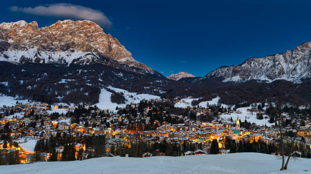 cortina d'ampezzo bei blue hour - cortina dampezzo stock-fotos und bilder