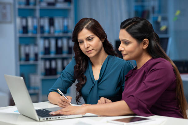 dos mujeres de negocios trabajando en la foto de archivo de la oficina - desk corporate business business paper fotografías e imágenes de stock