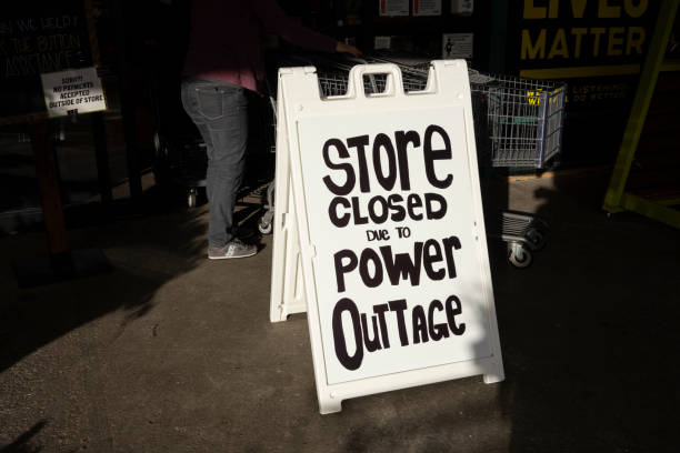 Store Closed due to Power Outage Lake Oswego, OR, USA - Feb 16, 2021: Store Closed due to Power Outage signage is seen outside a New Seasons Market, a local grocery store in Lake Oswego, Oregon, after snow and freezing rain. blackout photos stock pictures, royalty-free photos & images