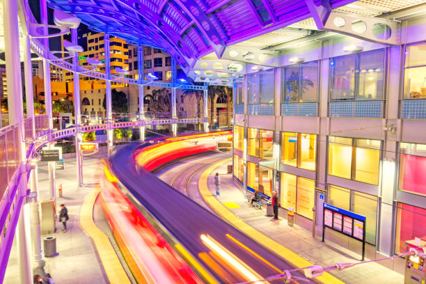 サンディエゴ トロリー公共交通 - san diego trolley ストックフォトと画像