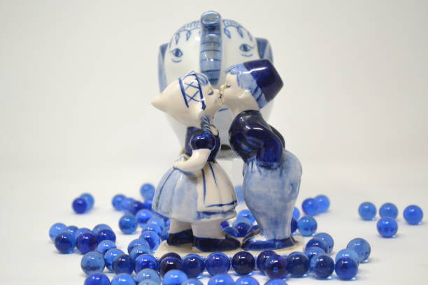istock Delft blue figurines kiss 1302706365