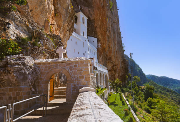 ostrog monastery - montenegro - mosteiro imagens e fotografias de stock