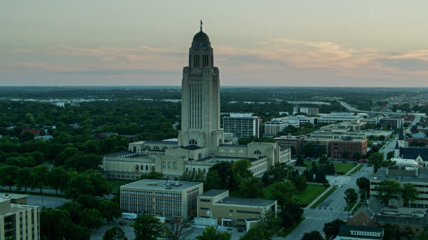 капитолий штата небраска возвышается над линкольном - воздушный - nebraska lincoln nebraska state capitol building state стоковые фото и изображения