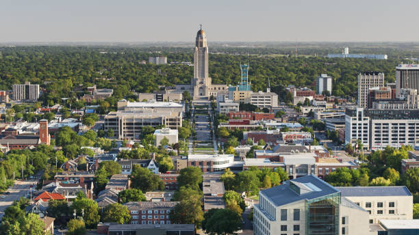 капитолий штата небраска и центр линкольна - воздушный - nebraska lincoln nebraska state capitol building state стоковые фото и изображения