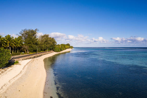 roadside beach on the rarotonga island in the south pacific ocean in the cook island. - south pacific ocean island polynesia tropical climate imagens e fotografias de stock