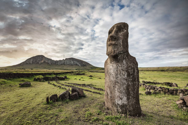 isola di pasqua ahu tongariki moai rapa nui isla de pascua - moai statue foto e immagini stock