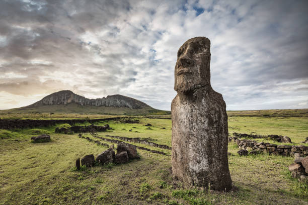ilha de páscoa ahu tongariki moai rapa nui isla de pascua - polynesia moai statue island chile - fotografias e filmes do acervo