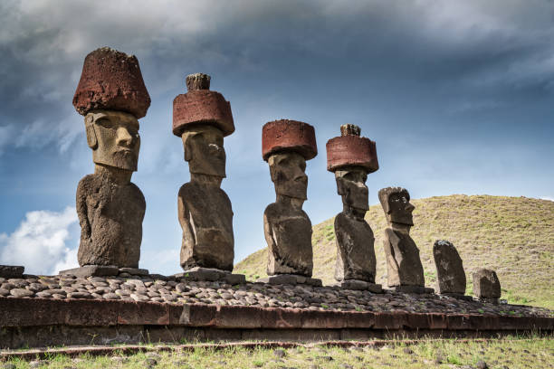 rapa nui ahu nau nau moia anakena beach moai statue isola di pasqua - ahu tahai foto e immagini stock
