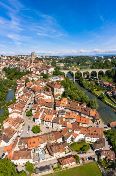 старый город фрибург с мостом заеринген через реку сарин и собором святого николая в швейцарии - fribourg стоковые фото и изображения