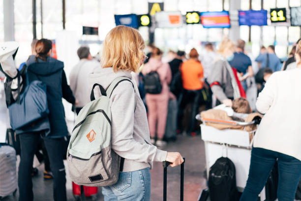 cola de facturación en el aeropuerto - airport fotografías e imágenes de stock