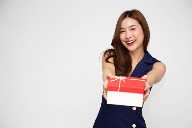 행복한 아름다운 아시아 여성은 흰색 배경에 고립 된 빨간 선물 상자와 미소. 사랑에 십대 소녀, 연인에서 선물을받고. 새해, 크리스마스, 발렌타인 데이 컨셉 - suitor 뉴스 사진 이미지