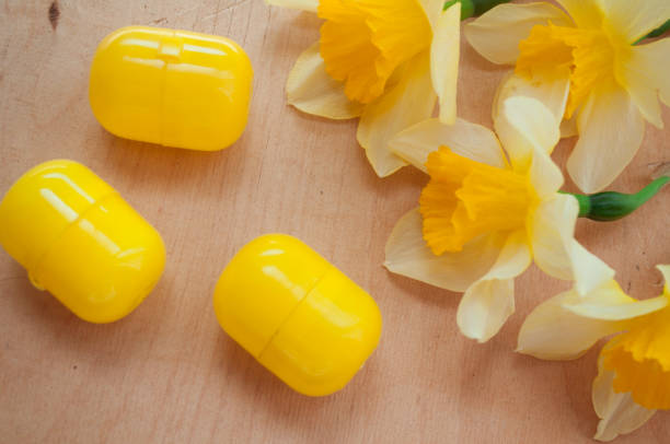 tarjeta de pascua con flores y huevos. narcisos y huevos de pascua sobre un fondo amarillo. - easter holiday feast day yellow fotografías e imágenes de stock