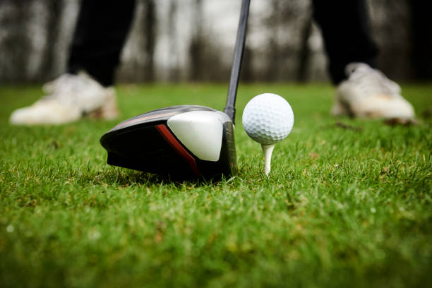 golfball auf gras - golf golf ball tee green stock-fotos und bilder