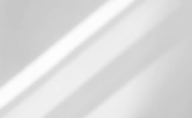 свет из окна светит на стене, тени линии от занавеса - тень стоковые фото и изображения