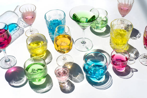 coloridas bebidas de verano para una fiesta divertida - liqueur glass fotografías e imágenes de stock