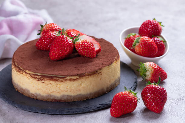 pastel tiramisú con fresas sobre fondo de piedra gris. - cake afternoon tea italian culture biscotti fotografías e imágenes de stock