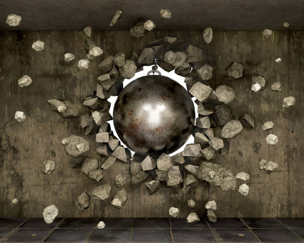 parede de concreto destroçada com bola de demolição e as peças de voo, ilustração 3d - wrecking ball destruction chain sphere - fotografias e filmes do acervo