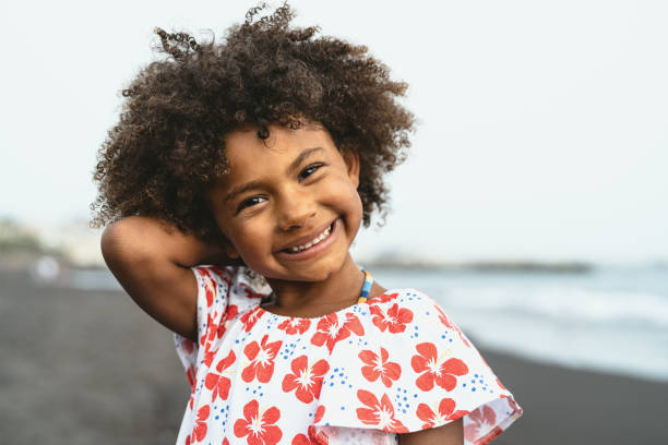 porträt von afro amerikanischen kind spaß am strand während der ferienzeit - cute kid stock-fotos und bilder