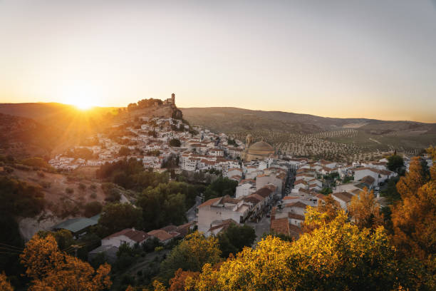 vue aérienne de la ville de montefrio au coucher du soleil - montefrio, province de grenade, andalousie, espagne - plaza de la encarnación photos et images de collection