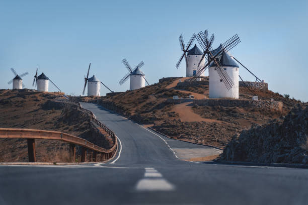 ドン・キホーテの物語で有名なラ・マンチャのコンスエグラ風車 - トレド、カスティラ・ラ・マチャ、スペイン - カスティーリャラマンチャ ストックフォトと画像