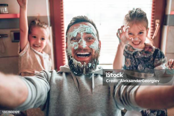 Selfie Por Padre Con Lindas Hijas Infantiles Después De Cocinar Y Hacer Líos Con La Cobertura Foto de stock y más banco de imágenes de Padre