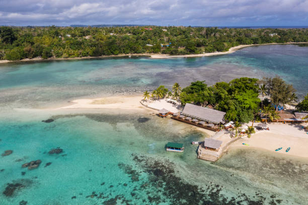 vista aérea da idílica ilha erakor na baía de port vila, capital de vanuatu no oceano pacífico - pier water tropical climate seascape - fotografias e filmes do acervo