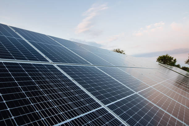 paneles solares sobre un fondo de cielo azul. paneles solares, fotovoltaicos, fuente de energía alternativa - enfoque selectivo, espacio de copia - panel solar fotografías e imágenes de stock