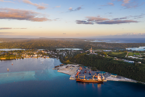 Vista aérea de un buque portacontenedores cargando carga en el muelle comercial de Port Vila, capital de Vanuatu en el Pacífico sur photo