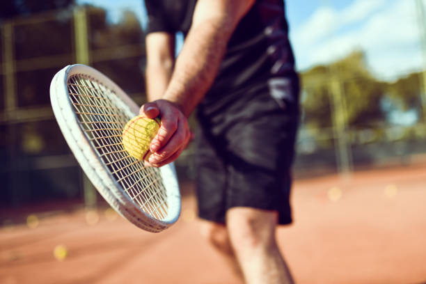 ready??? i will serve the tennis ball - action adult adults only ball imagens e fotografias de stock