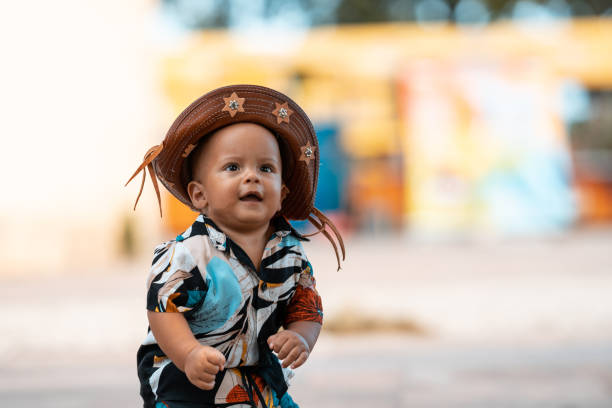 bambino brasiliano che indossa il cappello nord-orientale - accendino a gas foto e immagini stock