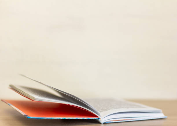 un libro abierto de tapa dura está sobre la mesa. - childrens literature fotografías e imágenes de stock