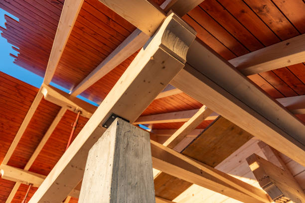 casa in legno in cantiere - home addition roof tile building activity wood foto e immagini stock