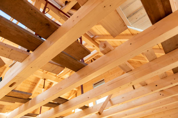 casa in legno in cantiere - home addition roof tile building activity wood foto e immagini stock