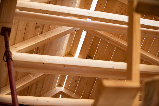 casa in legno in cantiere - home addition roof tile building activity wood foto e immagini stock