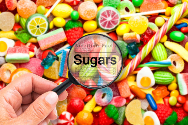 niezdrowe odżywianie: szkło powiększające szuka cukrów w cukierkach tła - stick of hard candy candy vibrant color multi colored zdjęcia i obrazy z banku zdjęć