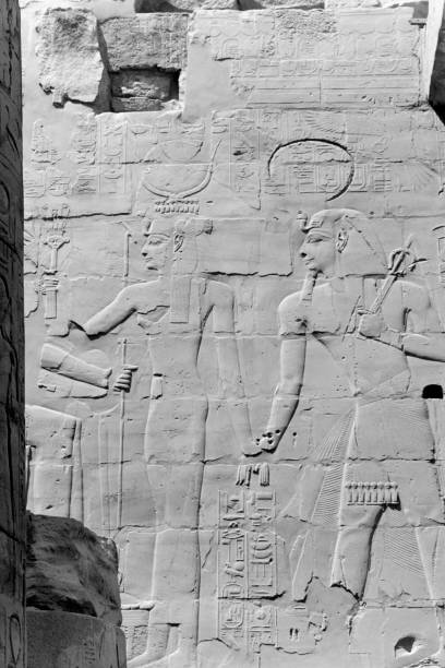 lat dziewięćdziesiątych. do czarno-białego przerobionego fresku królowej nefertari i faraona ramzesa ii w pobliżu grobowców robotniczych. luksor, górny egipt. - nefertaris temple of hathor zdjęcia i obrazy z banku zdjęć
