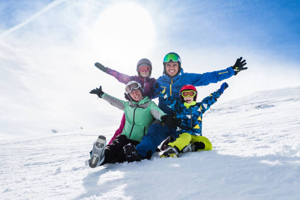 rodzina korzystających z wakacji narciarskich - family skiing ski vacations zdjęcia i obrazy z banku zdjęć