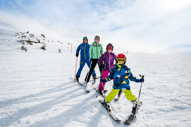 famiglia felice sulla stazione sciistica - skiing family winter snow foto e immagini stock