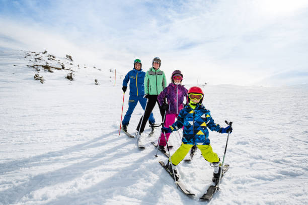 happy family on ski resort - family skiing ski vacations imagens e fotografias de stock