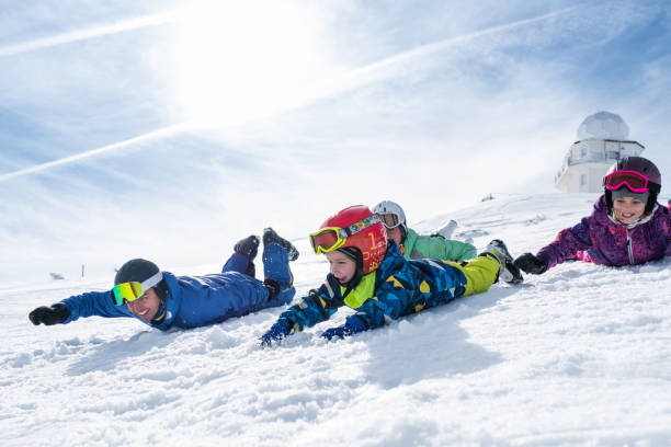산에 신선한 눈을 가지고 노는 가족 - skiing snow skiing helmet fun 뉴스 사진 이미지