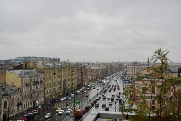 sankt-petersburg, rosja - listopad, 2020 panoramiczny widok z dachu na ligovsky prospekt z ruchu i stacji kolejowej moskovsky. jeden z głównych krajobrazów sankt petersburga. historyczne centrum starego miasta w deszczowy dzień - prospekt przodu zdjęcia i obrazy z banku zdjęć