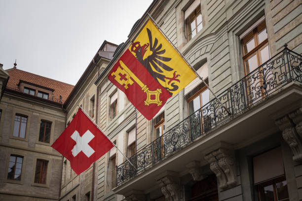 флаг швейцарии и кантон женевский флаг в старом городе - geneva canton стоковые фото и изображения
