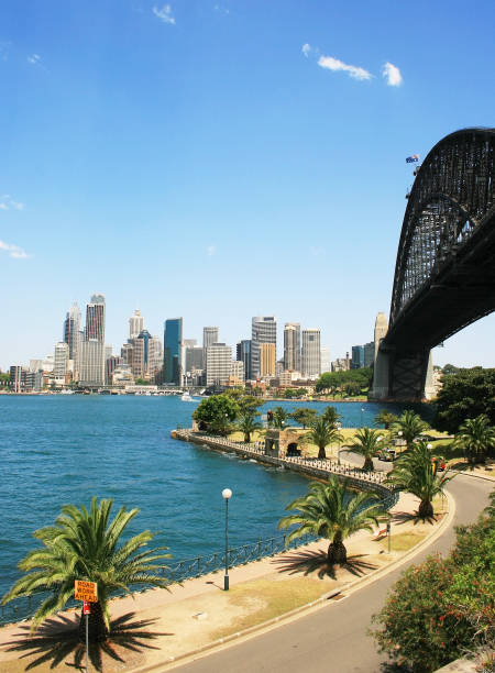 シドニーハーバーブリッジ - sydney harbor bridge sydney opera house vertical australia ストックフォトと画像