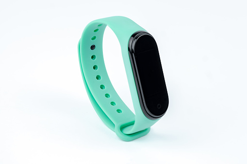 pulsera de fitness inteligente con correa de colores aislada en fondo blanco photo