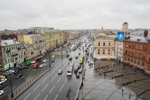 sankt-petersburg, rosja - listopad, 2020 panoramiczny widok z dachu na ligovsky prospekt z ruchu i stacji kolejowej moskovsky. jeden z głównych krajobrazów sankt petersburga. historyczne centrum starego miasta w deszczowy dzień - prospekt przodu zdjęcia i obrazy z banku zdjęć