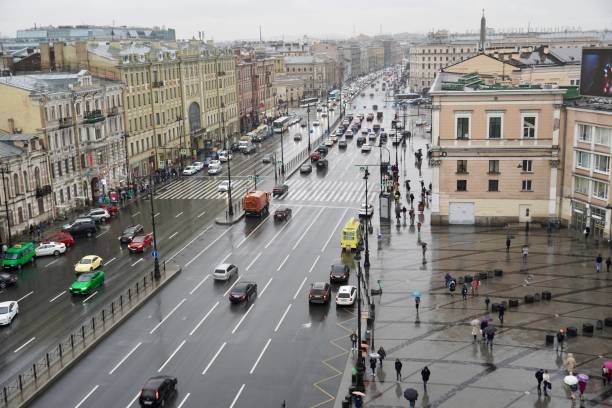 sankt-petersburg, rosja - listopad, 2020 panoramiczny widok z dachu na ligovsky prospekt z ruchu i stacji kolejowej moskovsky. jeden z głównych krajobrazów sankt petersburga. historyczne centrum starego miasta w deszczowy dzień - prospekt przodu zdjęcia i obrazy z banku zdjęć