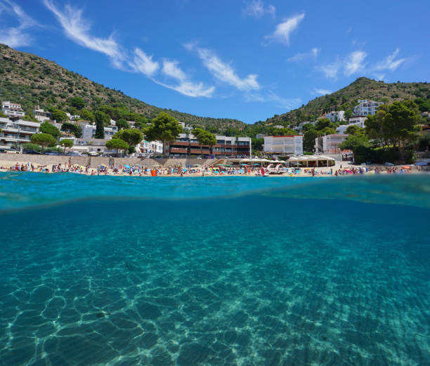 mittelmeerstrand im sommer in spanien - below sea level stock-fotos und bilder